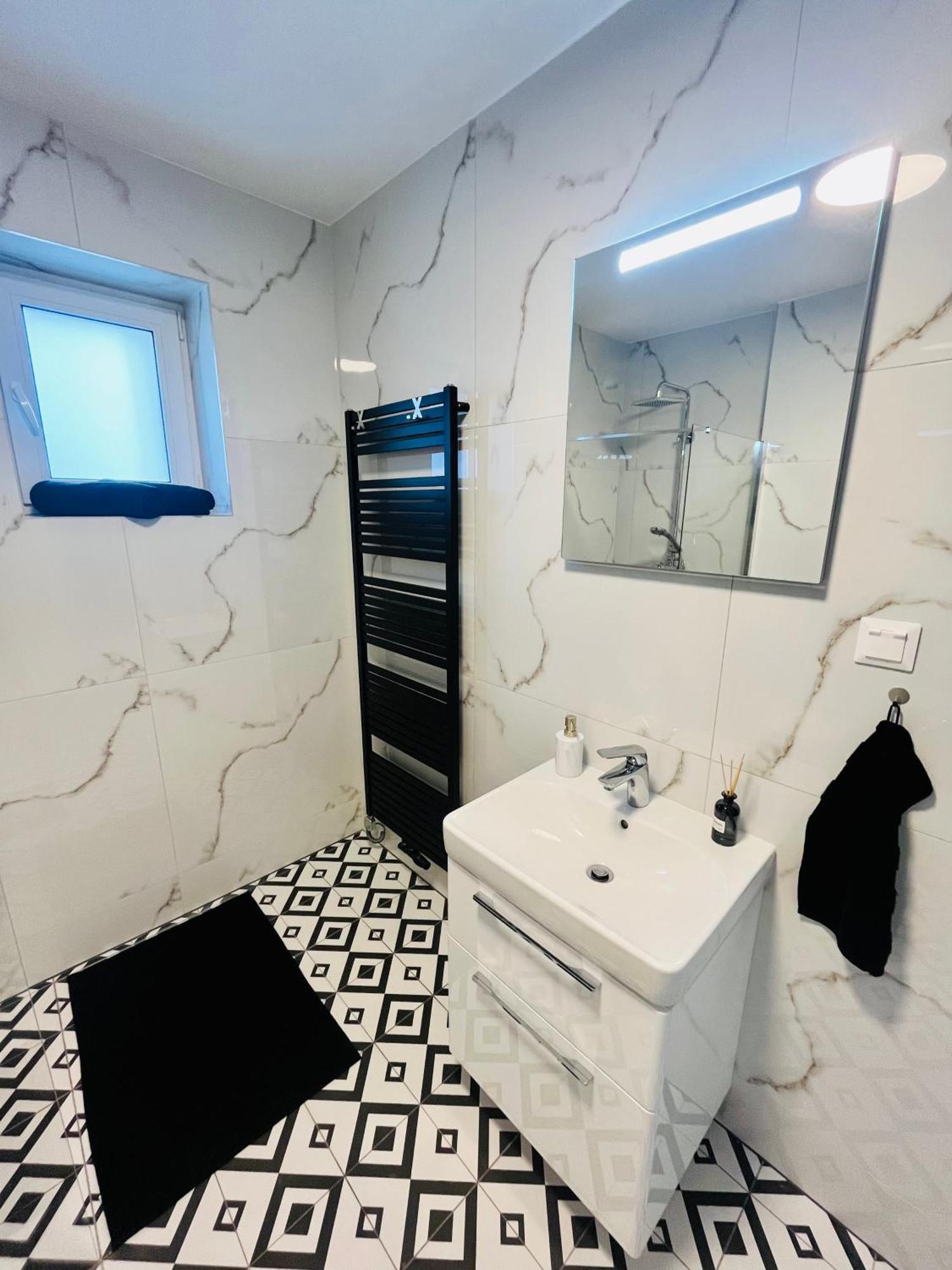 Apartment Riviera Centrum, Private Parking And Smart Check In Banska Bystrica Bagian luar foto